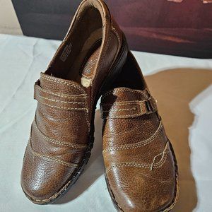 Size 8.5 Earth Origins  brown slip on